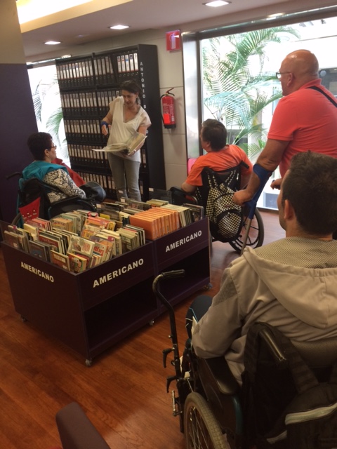 grupo personas en silla de ruedas en una biblioteca