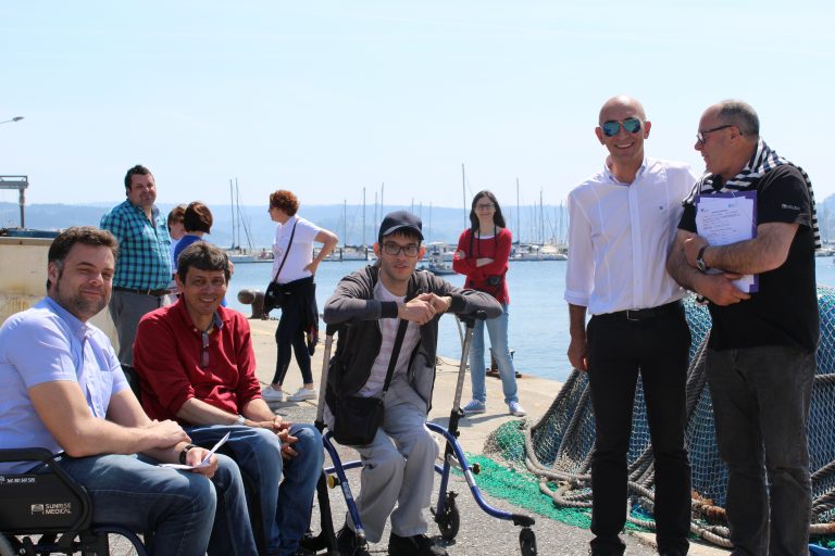 grupo de personas con discapacidad en un muelle maritimo